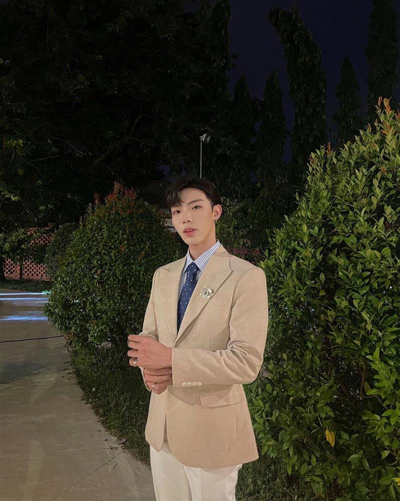 Erik hát nổi cả gân cổ, netizen khịa lấy dây cột mic vào tay-6