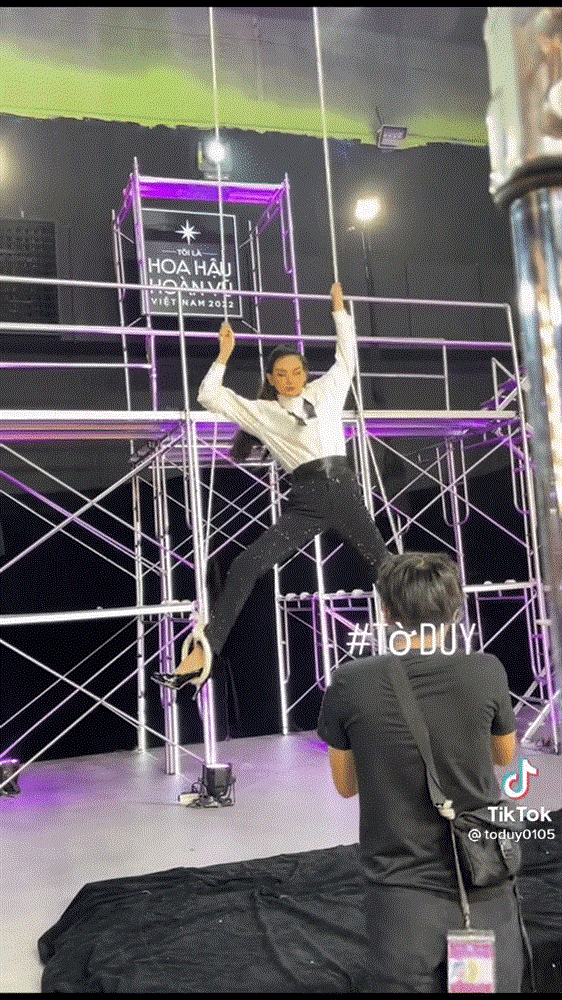 Võ Hoàng Yến chật vật đu dây trên giày cao gót ở Miss Universe Vietnam-4