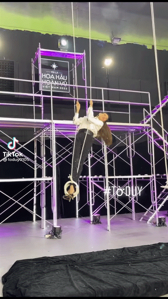 Võ Hoàng Yến chật vật đu dây trên giày cao gót ở Miss Universe Vietnam-2
