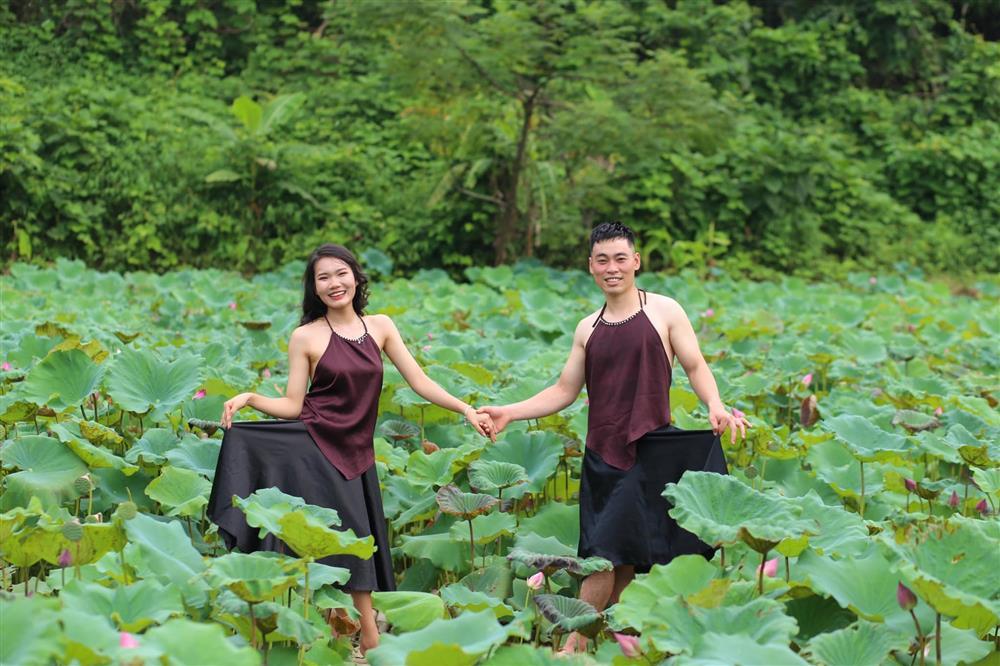 Các anh trai mặc váy, áo yếm, truổng cời bên đầm sen-1