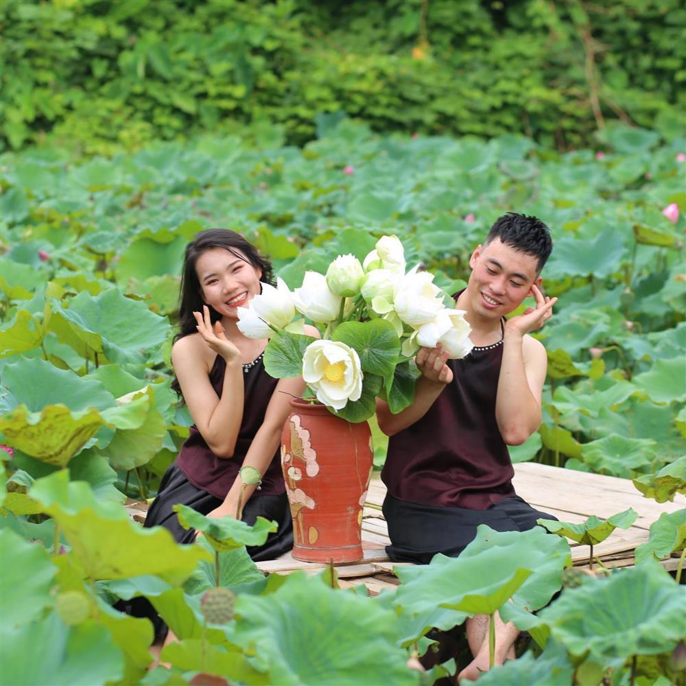 Các anh trai mặc váy, áo yếm, truổng cời bên đầm sen-3