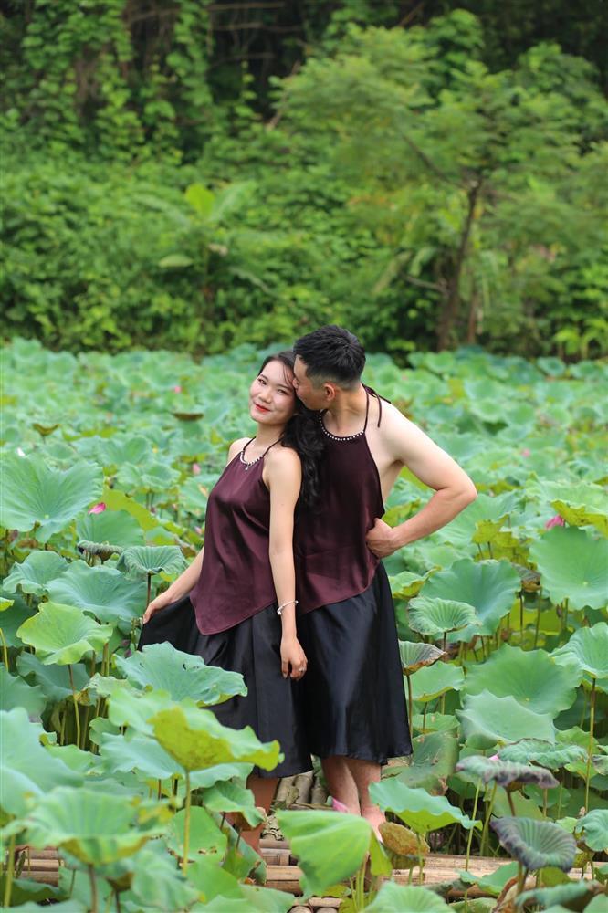 Các anh trai mặc váy, áo yếm, truổng cời bên đầm sen-5