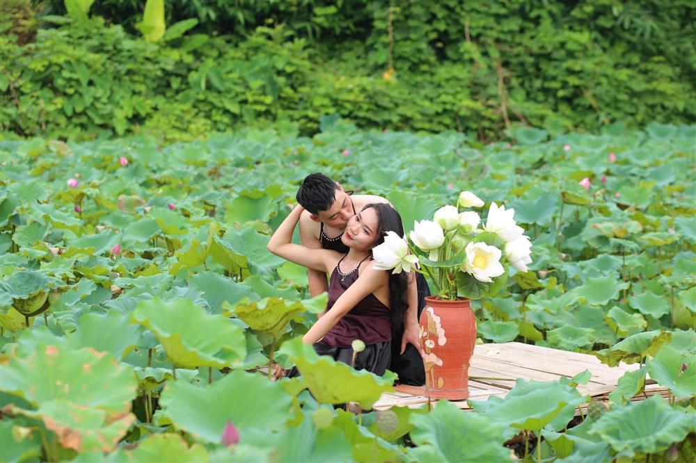 Các anh trai mặc váy, áo yếm, truổng cời bên đầm sen-7