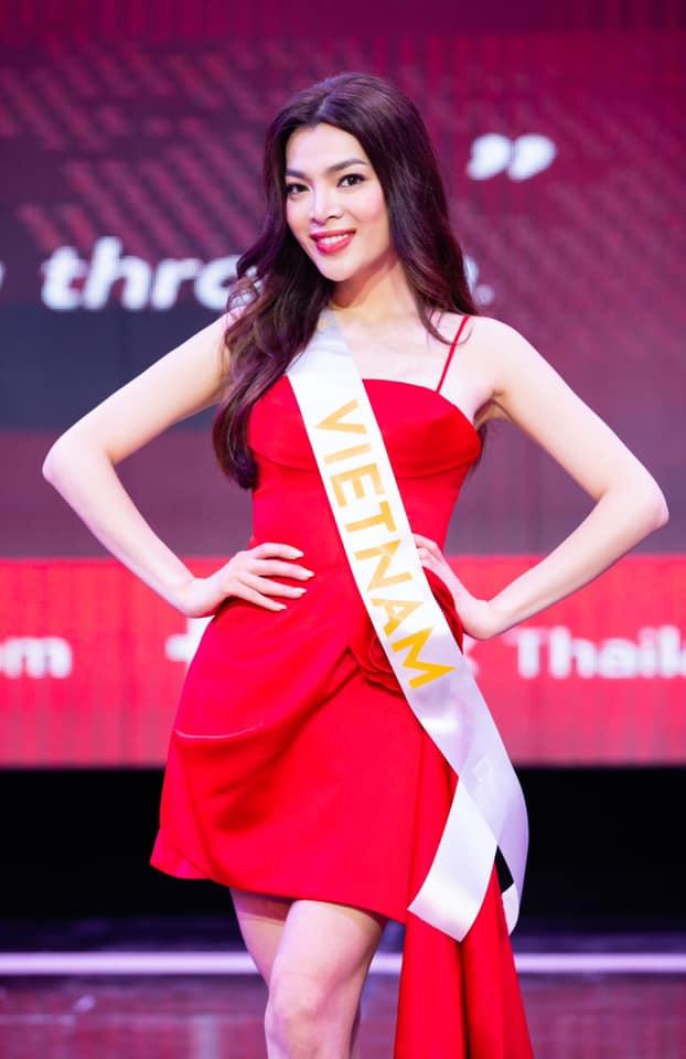 Trân Đài bé như cái kẹo khi đứng cạnh Miss International Queen-3