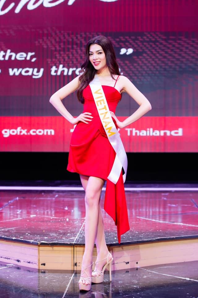 Trân Đài bé như cái kẹo khi đứng cạnh Miss International Queen-4