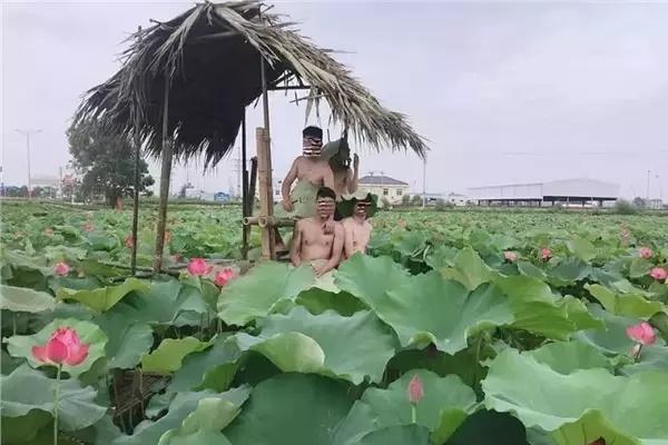 Các anh trai mặc váy, áo yếm, truổng cời bên đầm sen-10