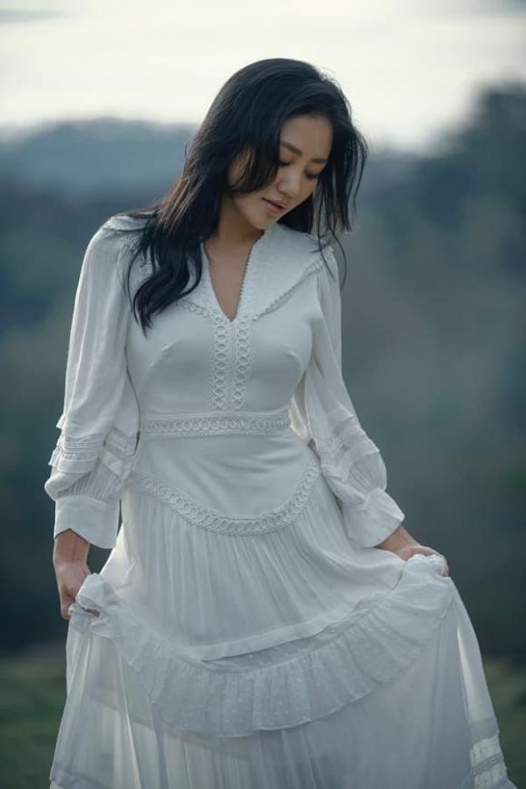 Bộ đầm maxi giấu tiệt đường cong nhưng mang đến cho giọng ca "Hương" sự cuốn hút và nhẹ nhàng rất riêng.