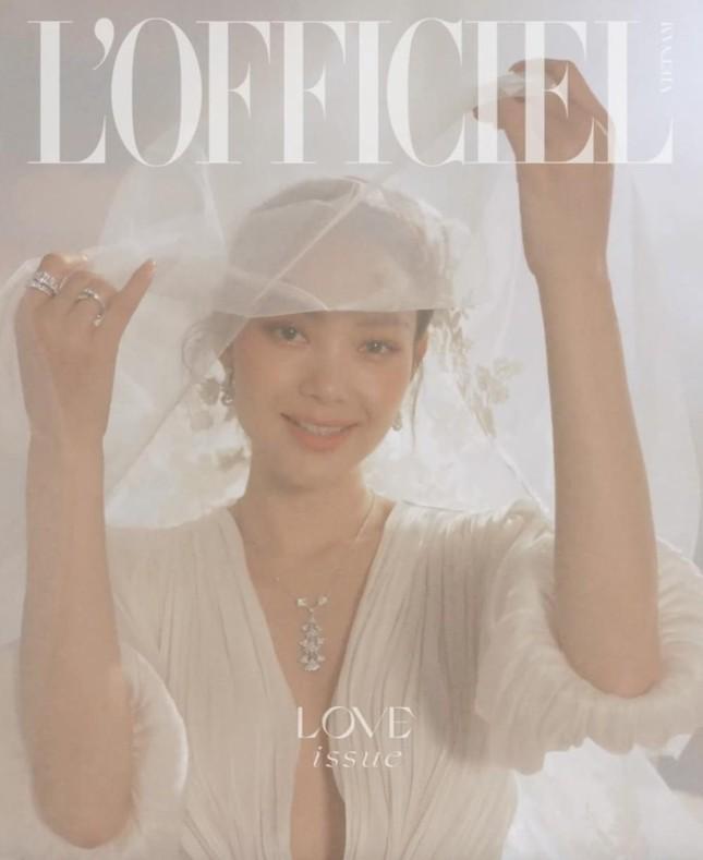 Minh Hằng bắt chước Ngô Thanh Vân khoe ảnh cưới trên bìa tạp chí-4