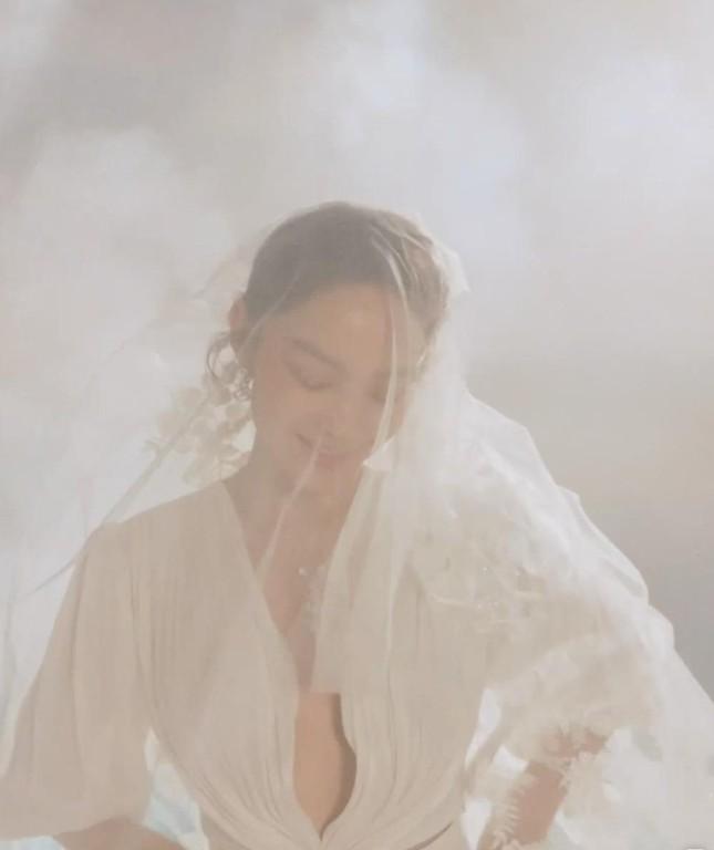 Minh Hằng bắt chước Ngô Thanh Vân khoe ảnh cưới trên bìa tạp chí-5