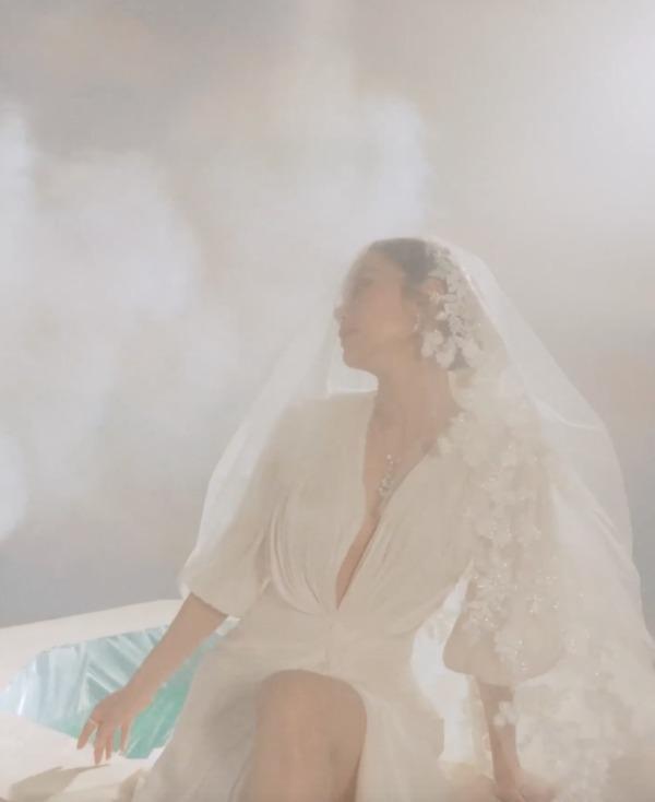 Minh Hằng bắt chước Ngô Thanh Vân khoe ảnh cưới trên bìa tạp chí-6