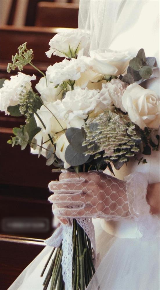 Minh Hằng bắt chước Ngô Thanh Vân khoe ảnh cưới trên bìa tạp chí-8