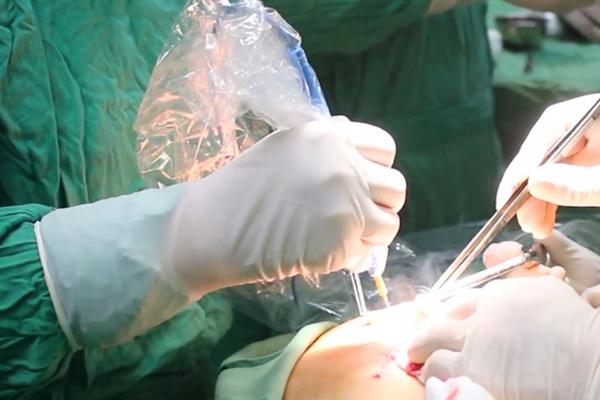 Quý bà mất mạng chỉ vì ham hố tân trang làm mới cô bé-1