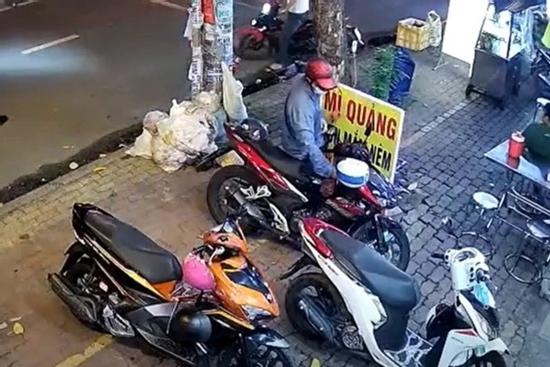 Clip: Trộm bẻ khóa 'nhảy' xe ngay trước mắt 5 người đang nhìn