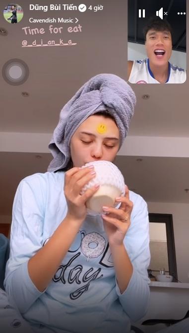 Facetime với vợ Tây, biểu cảm thèm thuồng Bùi Tiến Dũng chiếm sóng-7