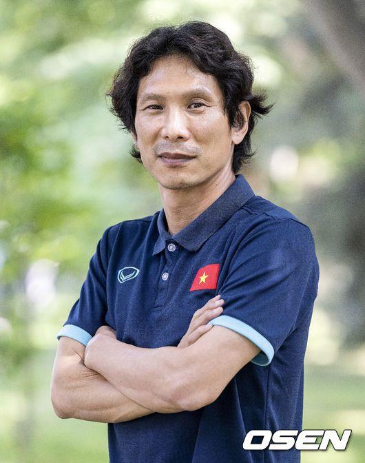 Lan truyền ảnh HLV Gong Oh Kyun tỏ rõ thái độ khi gặp thầy Park-4