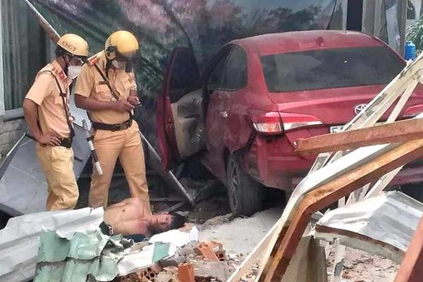 Clip: Nghẹt thở CSGT truy đuổi kẻ trộm lái ô tô hòng tẩu thoát-1