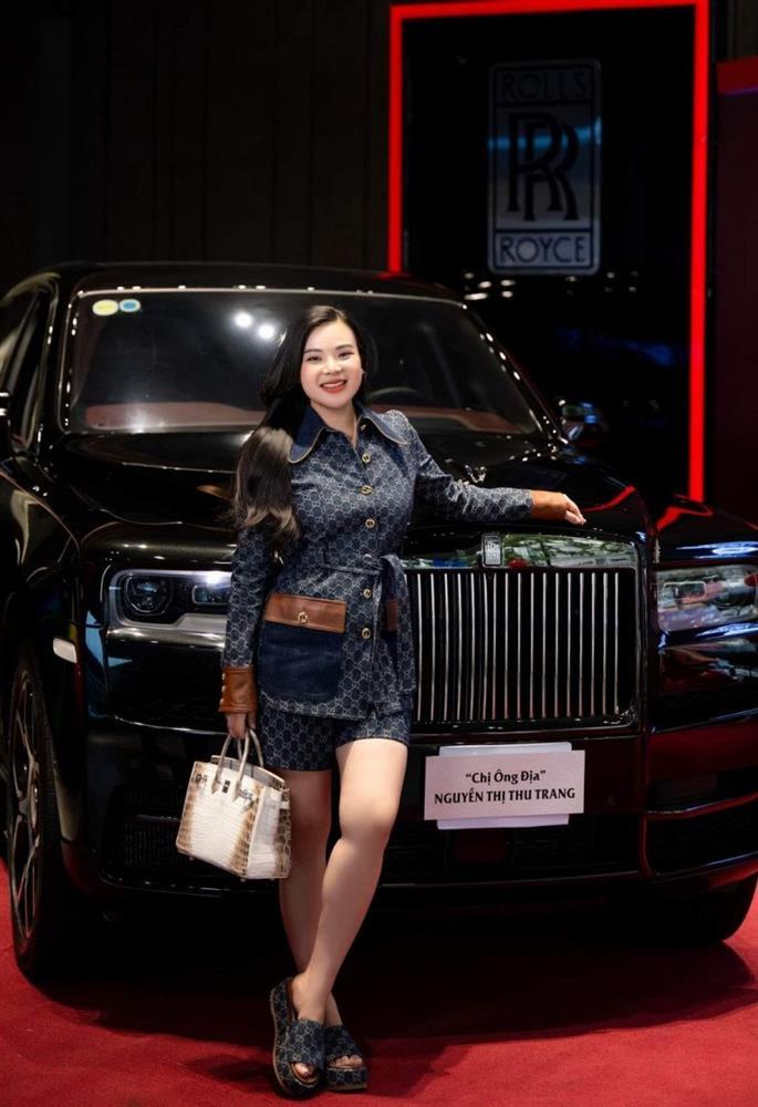 Chị Ông Địa liệu có toang kèo 400 triệu thách mua túi Dior khắc tên?-1