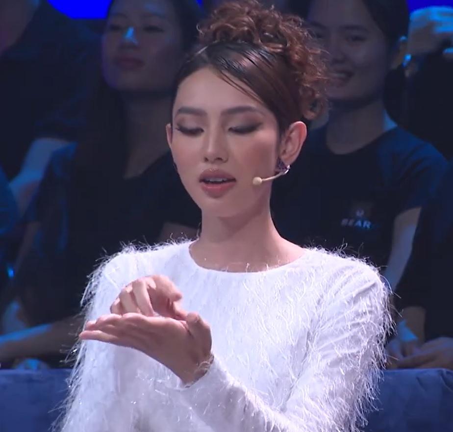 Hoàng Oanh mặc ô dề tại Người Ấy Là Ai, lấn át cả nữ chính-2