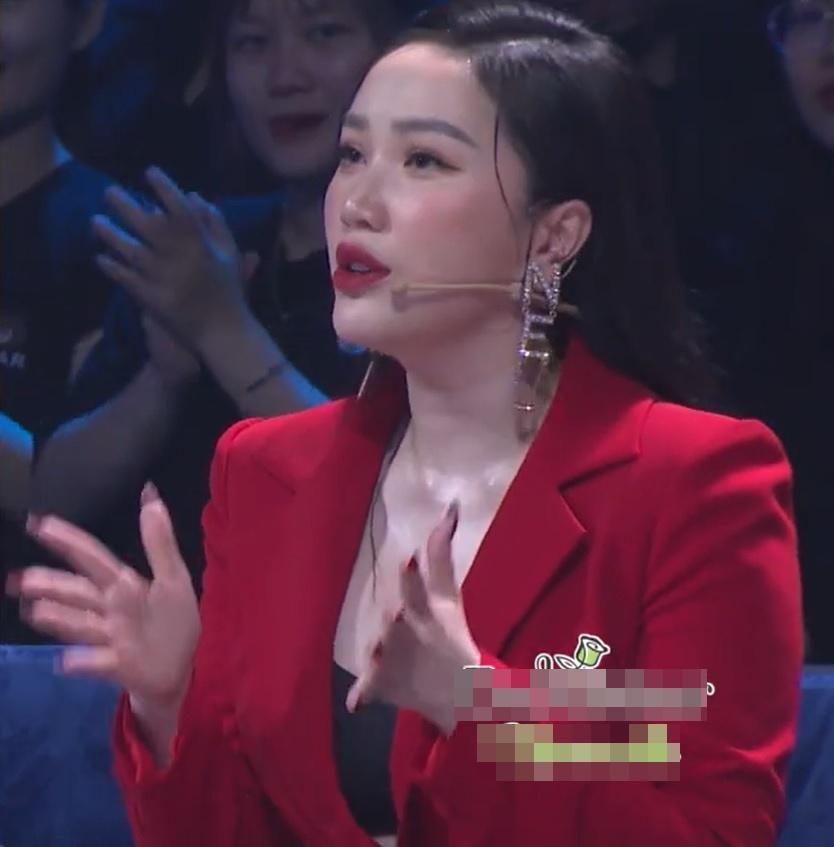 Hoàng Oanh mặc ô dề tại Người Ấy Là Ai, lấn át cả nữ chính-5