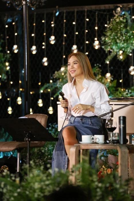 Đi nghe hát nhưng lại được ngắm người đẹp mặc sành điệu như thế này ai cũng xuýt xoa.