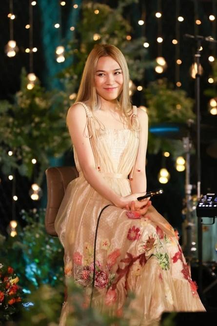 Một chiếc đầm thiết kế 2 dây form dáng rất đơn giản với điểm nhấn nhá ở chân váy đã nâng tầm vẻ đẹp nữ tính, thanh tao của nữ ca sĩ.