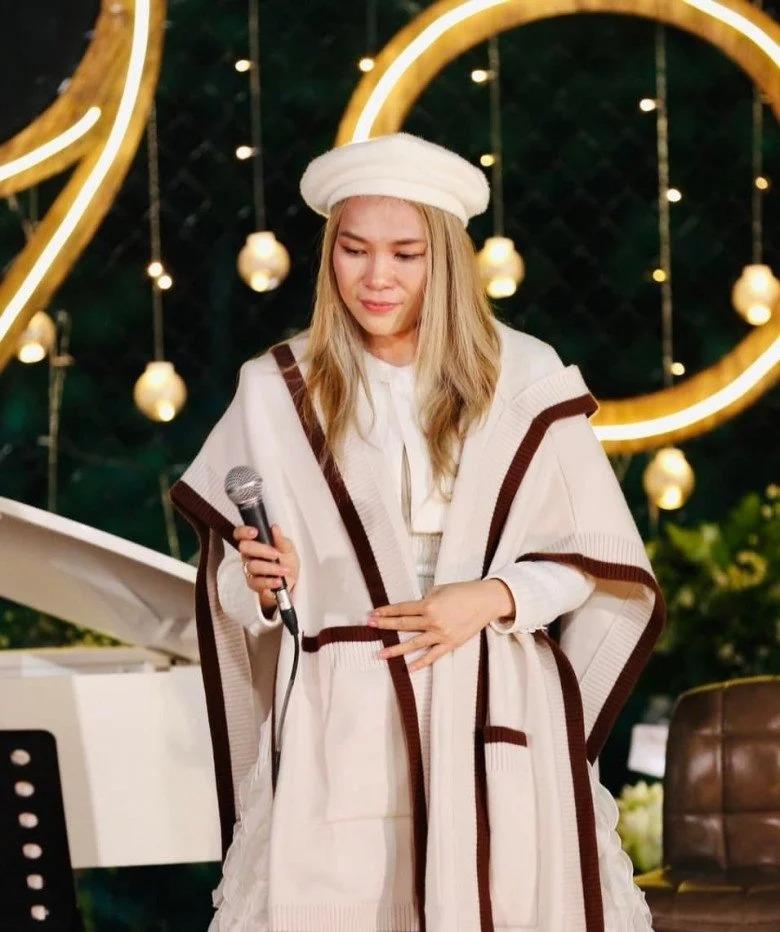 Đi biểu diễn ở miền khí hậu lạnh, Mỹ Tâm có cách xử lý rất sang. Cô không đắp áo phao dày cộp mà mix layer tạo nên hình khối rất nghệ thuật.