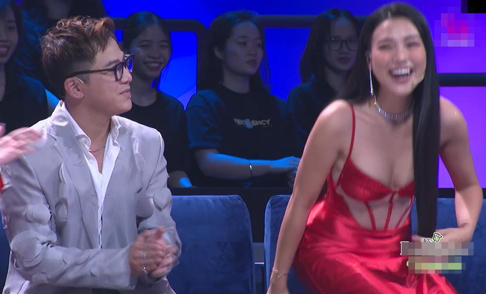 Hoàng Oanh mặc ô dề tại Người Ấy Là Ai, lấn át cả nữ chính-9