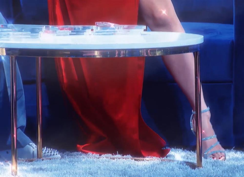 Hoàng Oanh mặc ô dề tại Người Ấy Là Ai, lấn át cả nữ chính-12