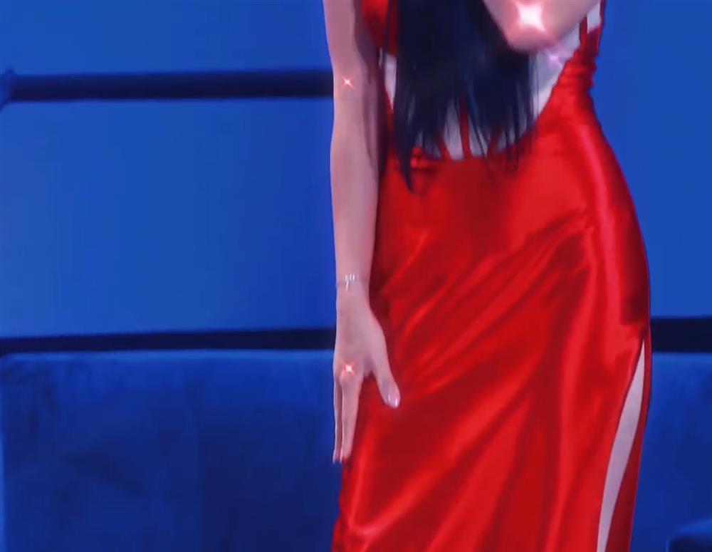 Hoàng Oanh mặc ô dề tại Người Ấy Là Ai, lấn át cả nữ chính-11