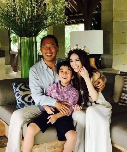 Đát Kỷ Ôn Bích Hà chụp ảnh thân thiết quá mức với con trai nuôi-5