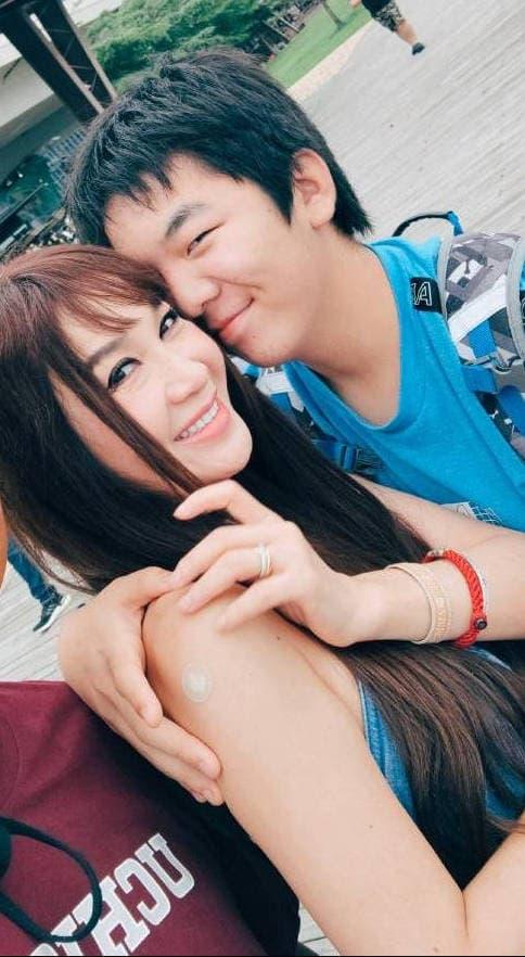 Đát Kỷ Ôn Bích Hà chụp ảnh thân thiết quá mức với con trai nuôi-2