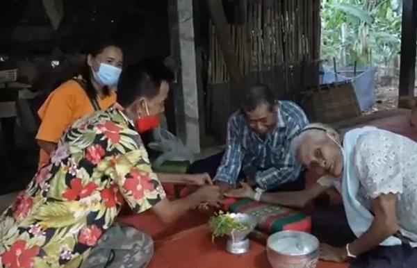 Đám cưới của cụ ông 72 tuổi với cụ bà 83 tuổi sau 10 ngày quen-1