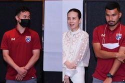 Trợ lý Madame Pang bị tố quấy rối cầu thủ Thái Lan