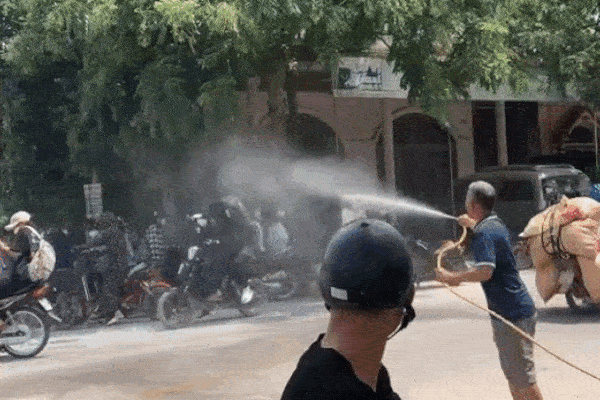 Clip: Thấy nhóm trẻ định choảng nhau, ông bác có cách 'dẹp loạn' cao tay