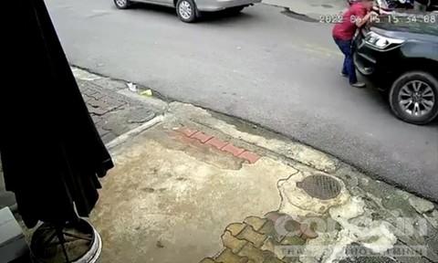 Con nợ cầm dao chặn đầu ô tô của chủ nợ, bị tông và cuốn vào gầm-1