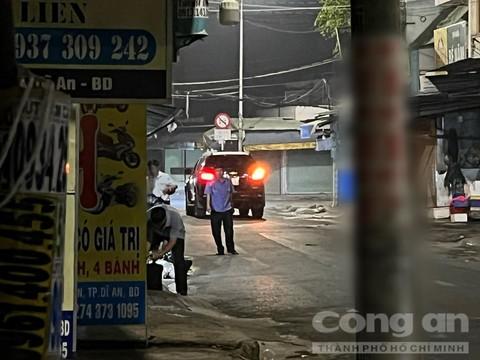 Con nợ cầm dao chặn đầu ô tô của chủ nợ, bị tông và cuốn vào gầm-2