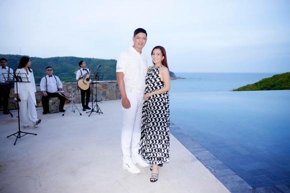 Bình Minh tình tứ bên bà xã, nóc nhà gây bất ngờ vì quá trẻ trung-5