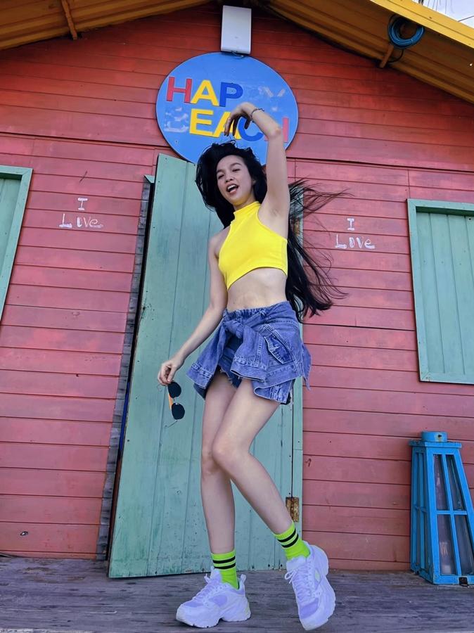 Nếu là quần short jeans, chủ nhân bản hit "Nhật Ký Của Mẹ" thường phối với croptop.