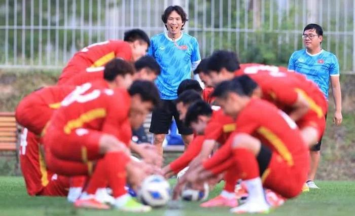 HLV trưởng U23 Việt Nam xách theo món đồ tỏa mùi tiền về quê-6