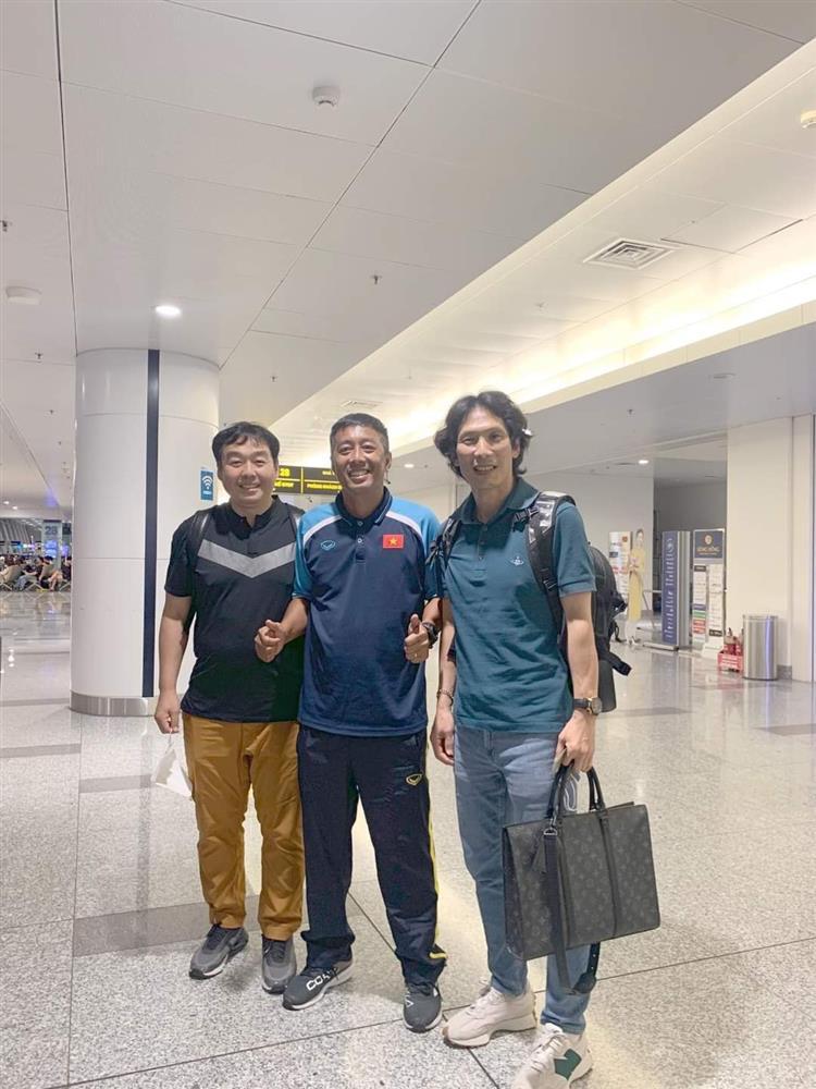 HLV trưởng U23 Việt Nam xách theo món đồ tỏa mùi tiền về quê-1