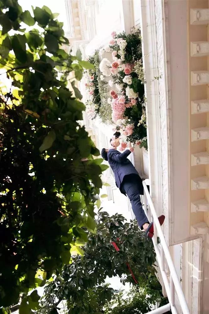 Minh Hằng tặng quà chanh sả cho khách mời dự đám cưới-9