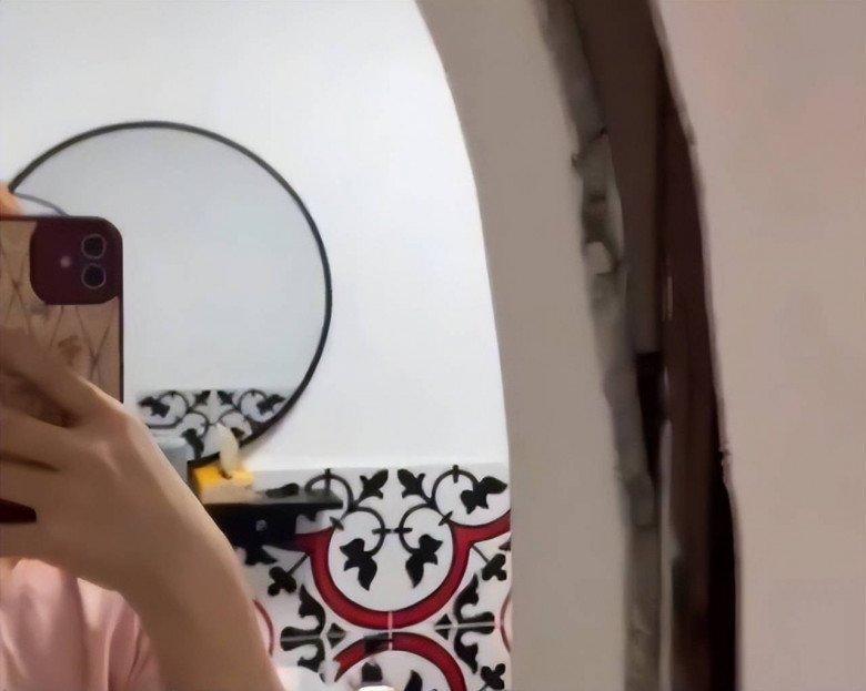 Chỉnh gương trong nhà tắm homestay, cô gái sợ hãi vì bí mật hiện ra-2