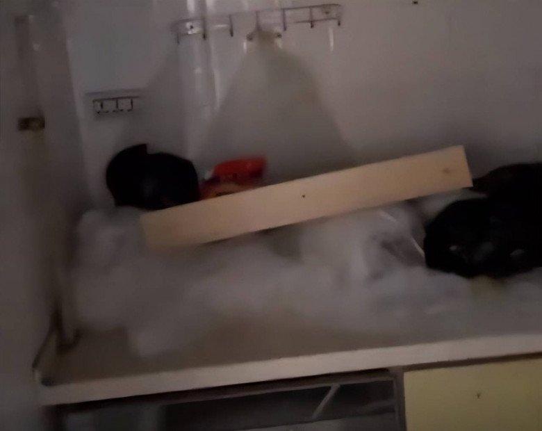 Chỉnh gương trong nhà tắm homestay, cô gái sợ hãi vì bí mật hiện ra-3