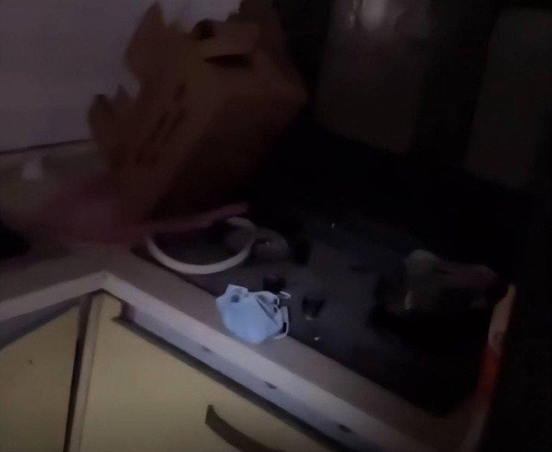 Chỉnh gương trong nhà tắm homestay, cô gái sợ hãi vì bí mật hiện ra-4