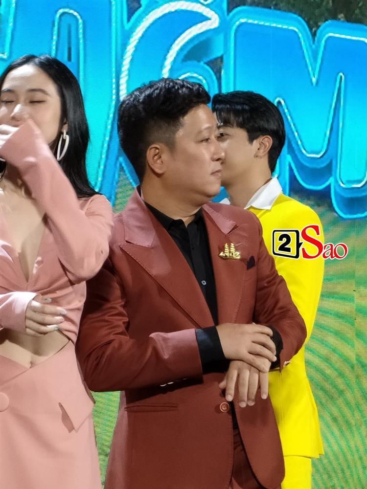 Trường Giang phát tướng, lộ nọng cằm dày bịch mọi góc-7