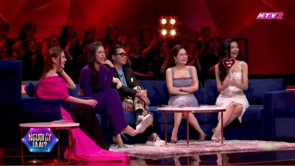 Đoàn Di Băng thả rông để lộ khe ngực sâu hoắm-2