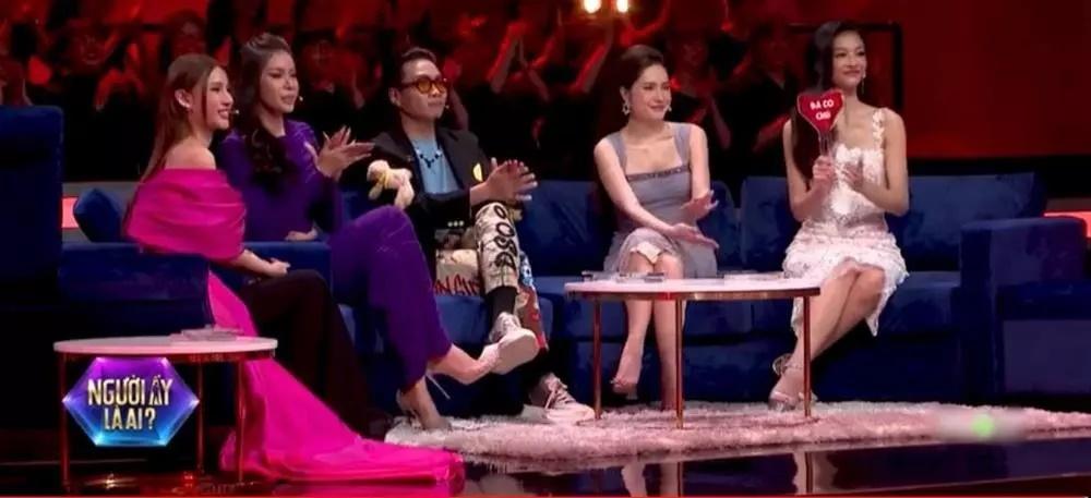 Đoàn Di Băng thả rông để lộ khe ngực sâu hoắm-3