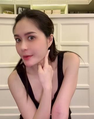 Đoàn Di Băng thả rông để lộ khe ngực sâu hoắm-6