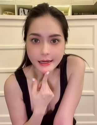 Đoàn Di Băng thả rông để lộ khe ngực sâu hoắm-7