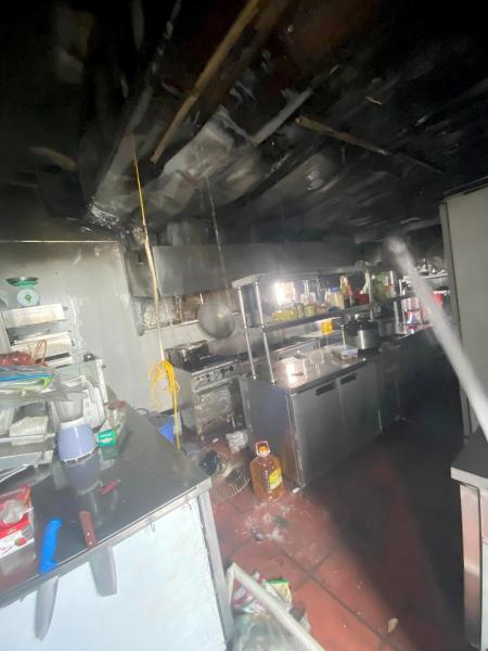 Cháy khách sạn phố cổ, cảnh sát dùng xe thang đưa khách ra ngoài-2